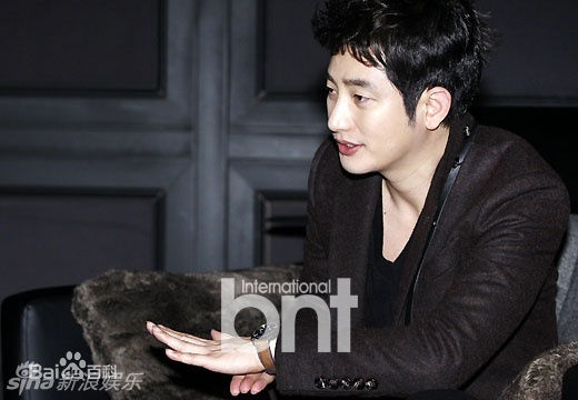 最优质朴施厚(，Park Si Hoo)在《清潭洞爱丽丝》终映会图册中的