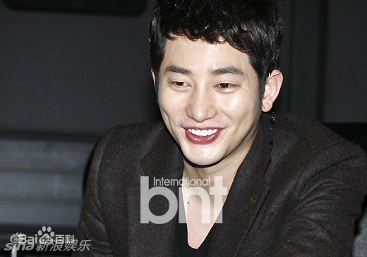 最优质朴施厚(，Park Si Hoo)在《清潭洞爱丽丝》终映会图册中的