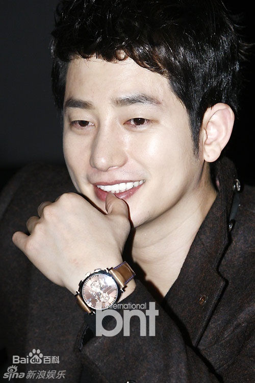 最优质朴施厚(，Park Si Hoo)在《清潭洞爱丽丝》终映会图册中的