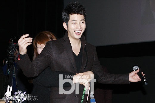 最优质朴施厚(，Park Si Hoo)在《清潭洞爱丽丝》终映会图册中的