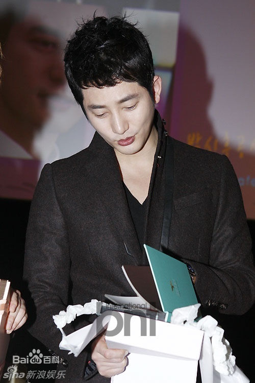 最优质朴施厚(，Park Si Hoo)在《清潭洞爱丽丝》终映会图册中的