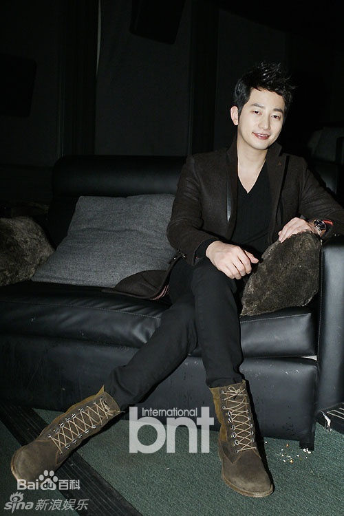 最优质朴施厚(，Park Si Hoo)在《清潭洞爱丽丝》终映会图册中的