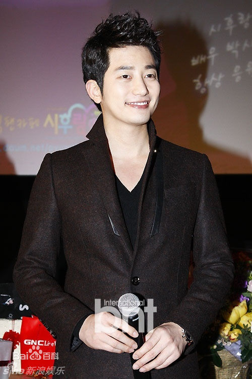 最优质朴施厚(，Park Si Hoo)在《清潭洞爱丽丝》终映会图册中的