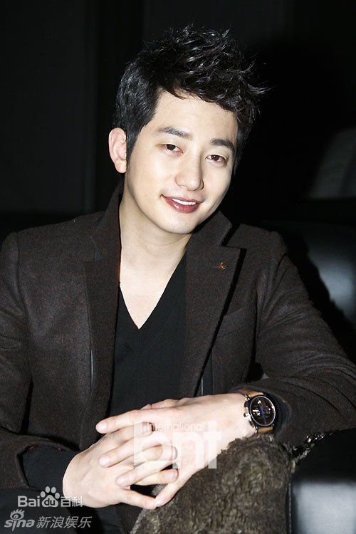 最优质朴施厚(，Park Si Hoo)在《清潭洞爱丽丝》终映会图册中的