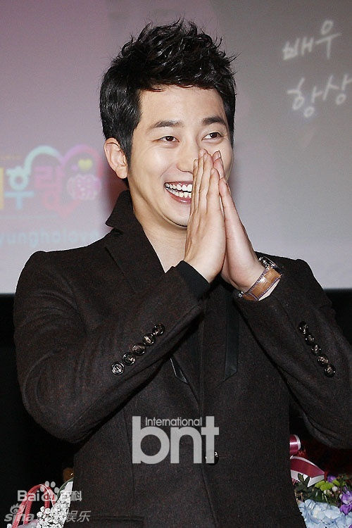 最优质朴施厚(，Park Si Hoo)在《清潭洞爱丽丝》终映会图册中的