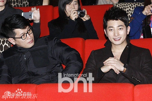 最优质朴施厚(，Park Si Hoo)在《清潭洞爱丽丝》终映会图册中的