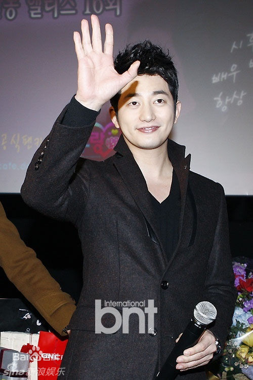 最优质朴施厚(，Park Si Hoo)在《清潭洞爱丽丝》终映会图册中的