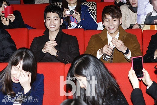 最优质朴施厚(，Park Si Hoo)在《清潭洞爱丽丝》终映会图册中的