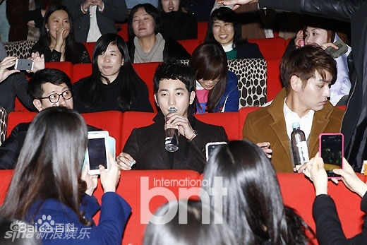 最优质朴施厚(，Park Si Hoo)在《清潭洞爱丽丝》终映会图册中的