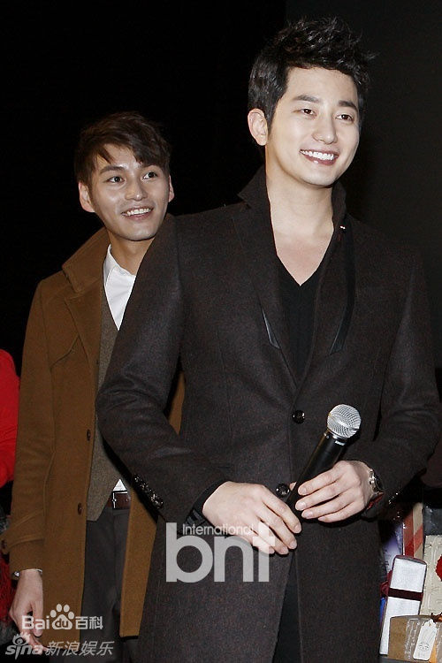 最优质朴施厚(，Park Si Hoo)在《清潭洞爱丽丝》终映会图册中的