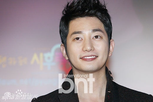 最优质朴施厚(，Park Si Hoo)在《清潭洞爱丽丝》终映会图册中的