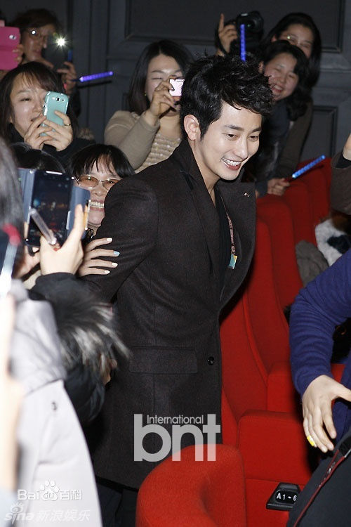 最优质朴施厚(，Park Si Hoo)在《清潭洞爱丽丝》终映会图册中的