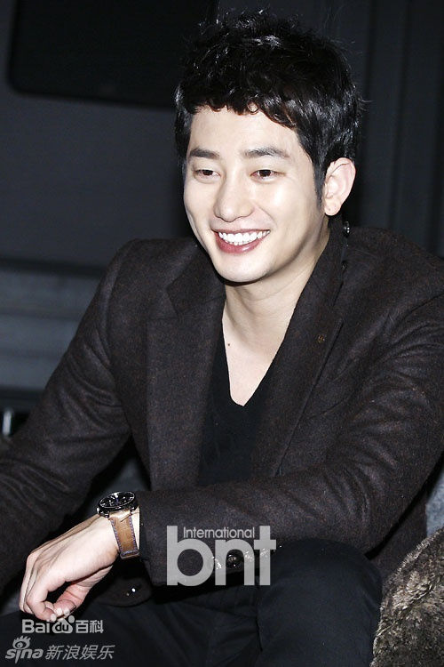 最优质朴施厚(，Park Si Hoo)在《清潭洞爱丽丝》终映会图册中的