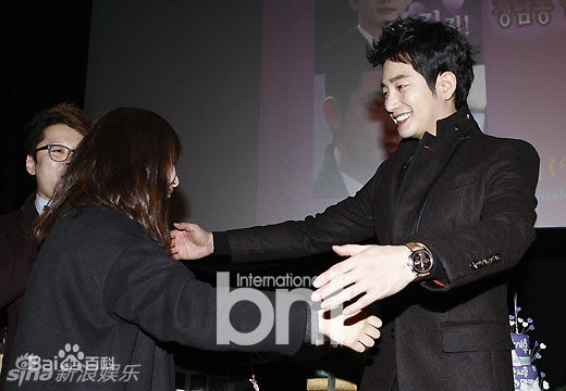 最优质朴施厚(，Park Si Hoo)在《清潭洞爱丽丝》终映会图册中的