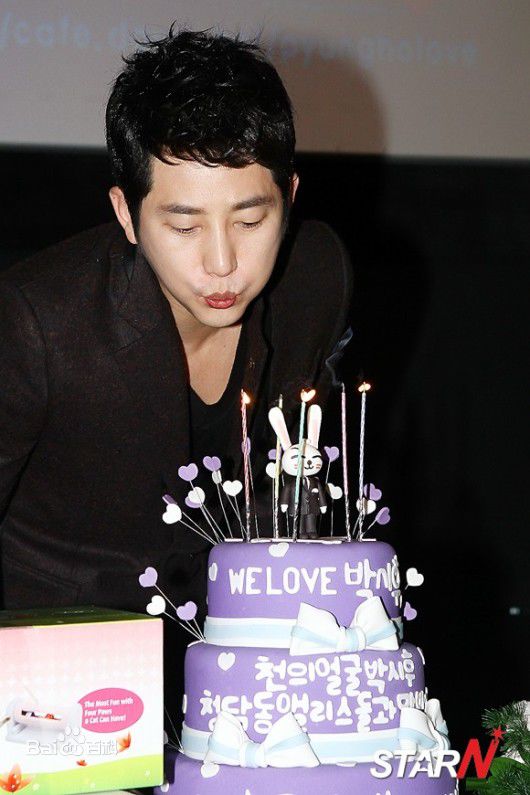 最优质朴施厚(，Park Si Hoo)在《清潭洞爱丽丝》终映会图册中的