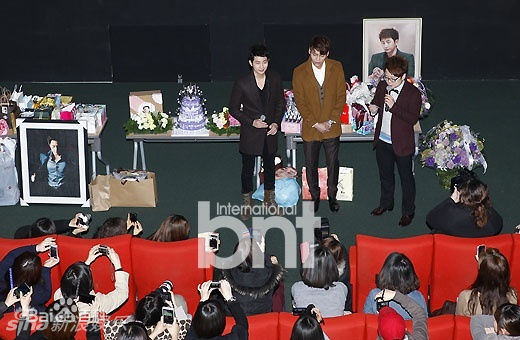 最优质朴施厚(，Park Si Hoo)在《清潭洞爱丽丝》终映会图册中的