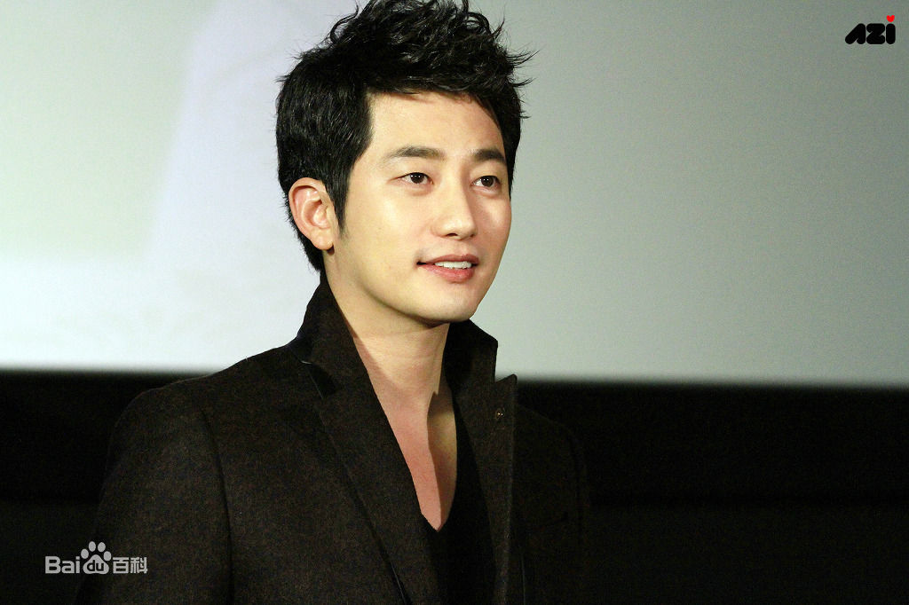 最优质朴施厚(，Park Si Hoo)在《清潭洞爱丽丝》终映会图册中的