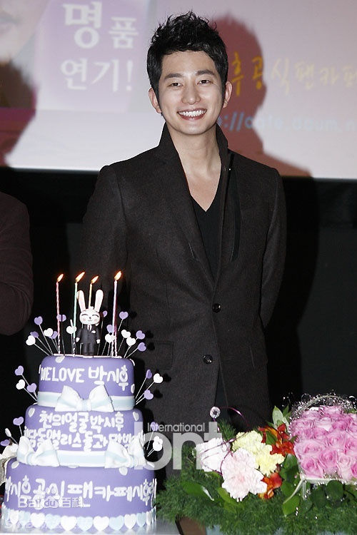 最优质朴施厚(，Park Si Hoo)在《清潭洞爱丽丝》终映会图册中的