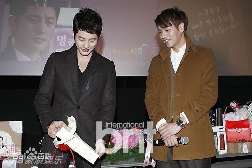 最优质朴施厚(，Park Si Hoo)在《清潭洞爱丽丝》终映会图册中的