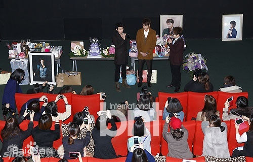 最优质朴施厚(，Park Si Hoo)在《清潭洞爱丽丝》终映会图册中的