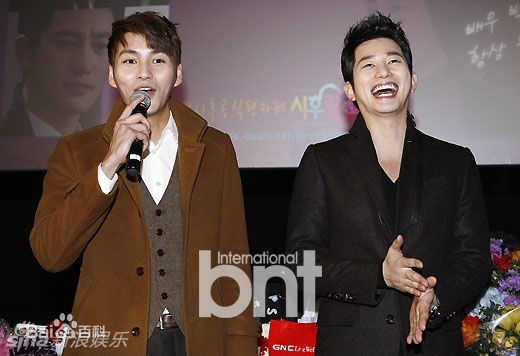 最优质朴施厚(，Park Si Hoo)在《清潭洞爱丽丝》终映会图册中的