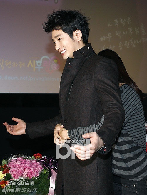 最优质朴施厚(，Park Si Hoo)在《清潭洞爱丽丝》终映会图册中的