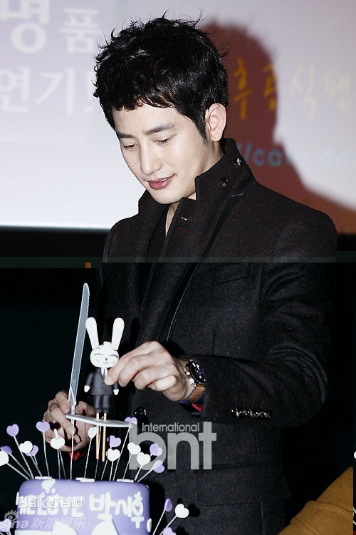 最优质朴施厚(，Park Si Hoo)在《清潭洞爱丽丝》终映会图册中的