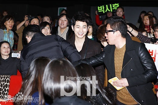 最优质朴施厚(，Park Si Hoo)在《清潭洞爱丽丝》终映会图册中的