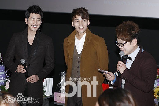 最优质朴施厚(，Park Si Hoo)在《清潭洞爱丽丝》终映会图册中的