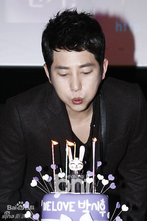 最优质朴施厚(，Park Si Hoo)在《清潭洞爱丽丝》终映会图册中的