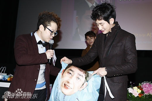 最优质朴施厚(，Park Si Hoo)在《清潭洞爱丽丝》终映会图册中的