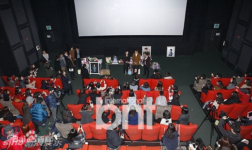 最优质朴施厚(，Park Si Hoo)在《清潭洞爱丽丝》终映会图册中的