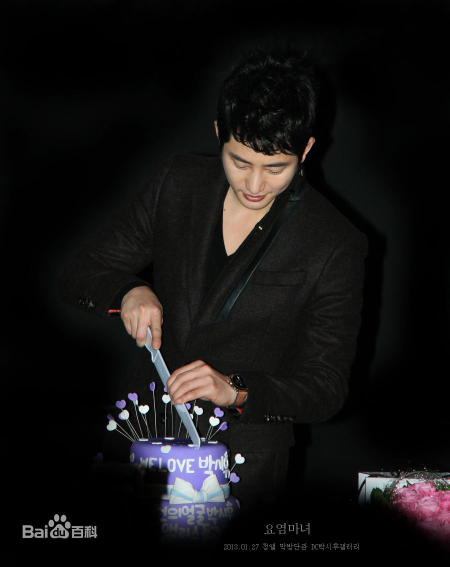 最优质朴施厚(，Park Si Hoo)在《清潭洞爱丽丝》终映会图册中的