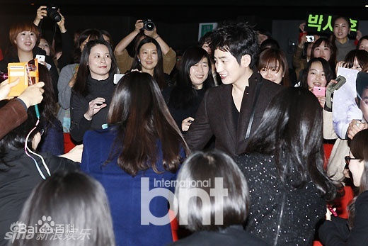 最优质朴施厚(，Park Si Hoo)在《清潭洞爱丽丝》终映会图册中的