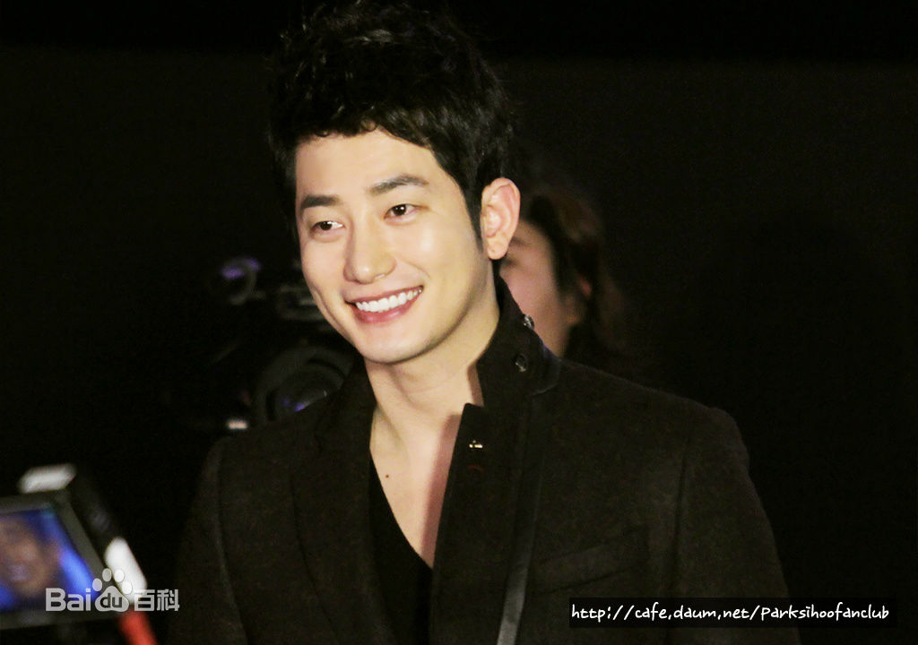 最优质朴施厚(，Park Si Hoo)在《清潭洞爱丽丝》终映会图册中的