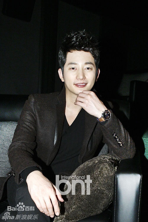 最优质朴施厚(，Park Si Hoo)在《清潭洞爱丽丝》终映会图册中的