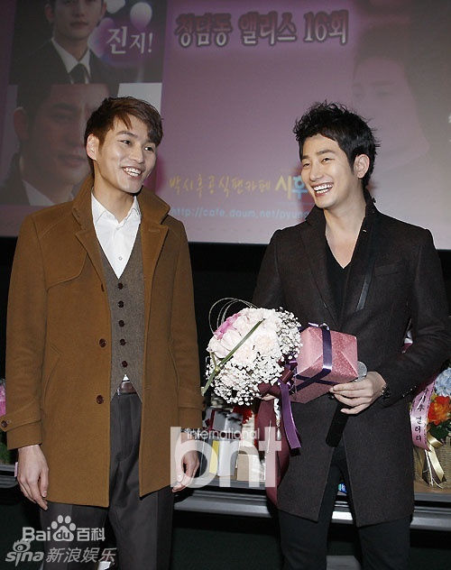 最优质朴施厚(，Park Si Hoo)在《清潭洞爱丽丝》终映会图册中的