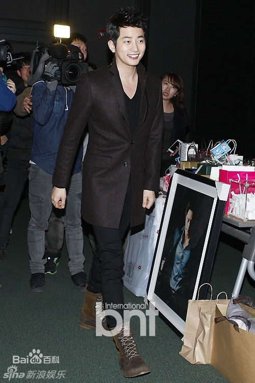 最优质朴施厚(，Park Si Hoo)在《清潭洞爱丽丝》终映会图册中的