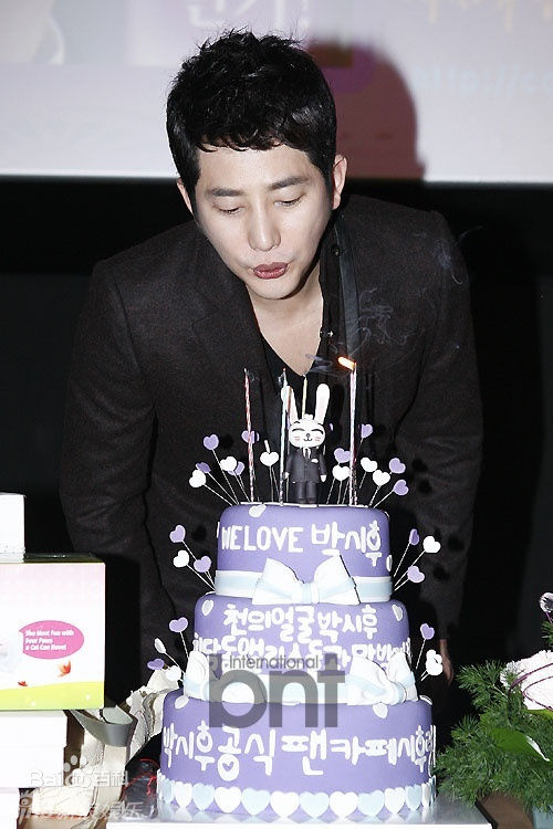 最优质朴施厚(，Park Si Hoo)在《清潭洞爱丽丝》终映会图册中的