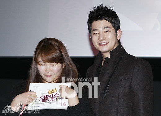 最优质朴施厚(，Park Si Hoo)在《清潭洞爱丽丝》终映会图册中的