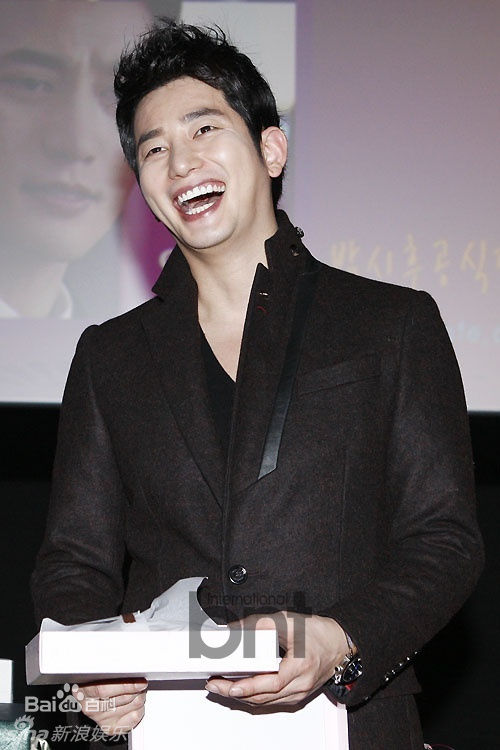 最优质朴施厚(，Park Si Hoo)在《清潭洞爱丽丝》终映会图册中的