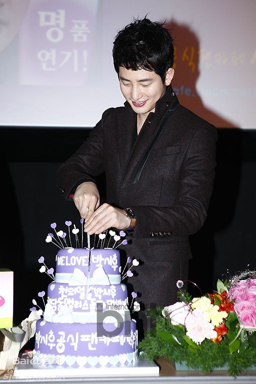 最优质朴施厚(，Park Si Hoo)在《清潭洞爱丽丝》终映会图册中的