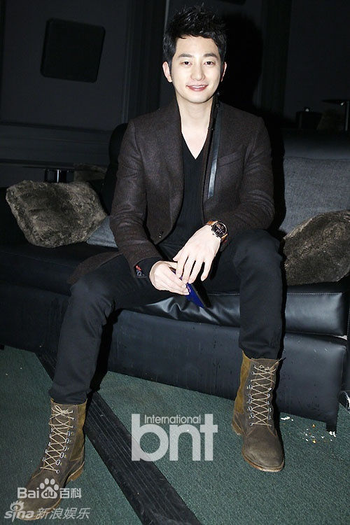 最优质朴施厚(，Park Si Hoo)在《清潭洞爱丽丝》终映会图册中的