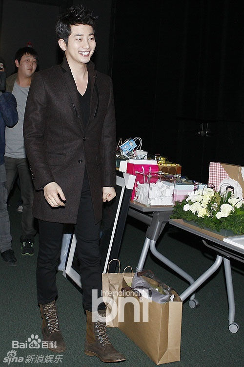 最优质朴施厚(，Park Si Hoo)在《清潭洞爱丽丝》终映会图册中的