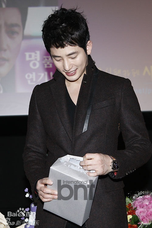 最优质朴施厚(，Park Si Hoo)在《清潭洞爱丽丝》终映会图册中的