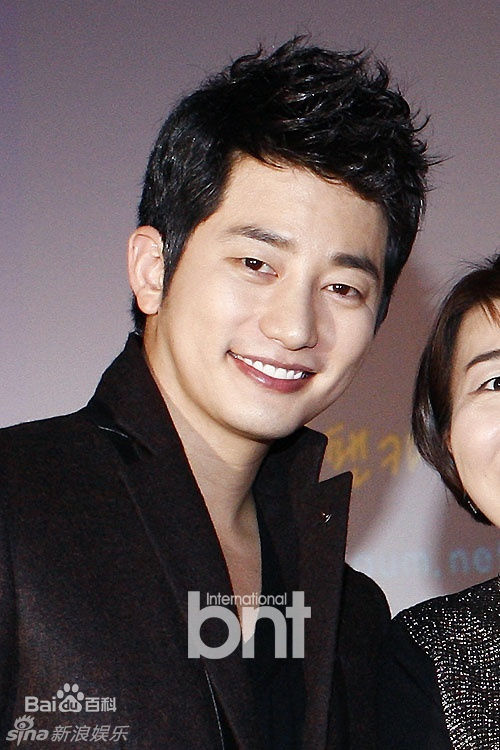 最优质朴施厚(，Park Si Hoo)在《清潭洞爱丽丝》终映会图册中的