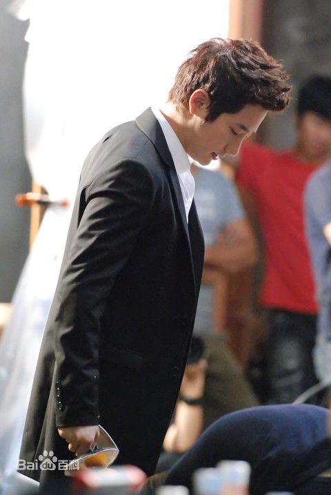 最新朴施厚(，Park Si Hoo)在《一天》图册中的壁纸