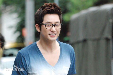 最新朴施厚(，Park Si Hoo)在《一天》图册中的壁纸