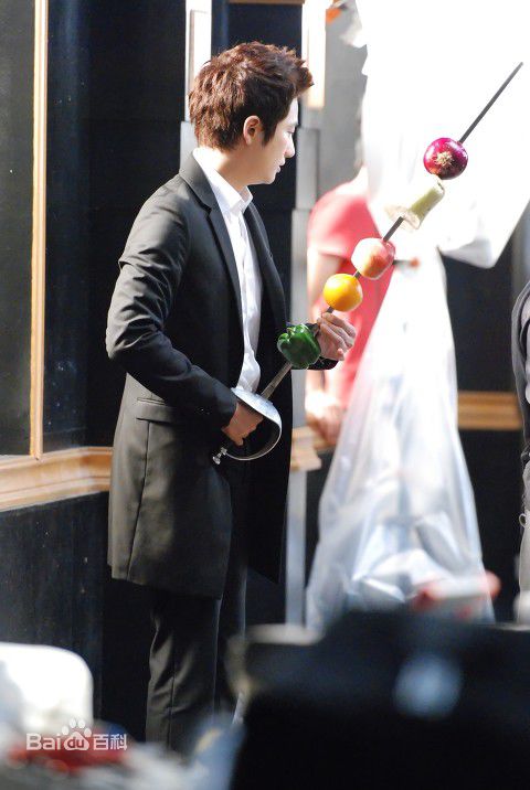 最新朴施厚(，Park Si Hoo)在《一天》图册中的壁纸