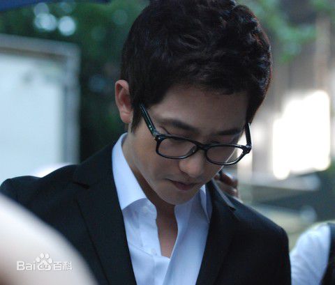 最新朴施厚(，Park Si Hoo)在《一天》图册中的壁纸